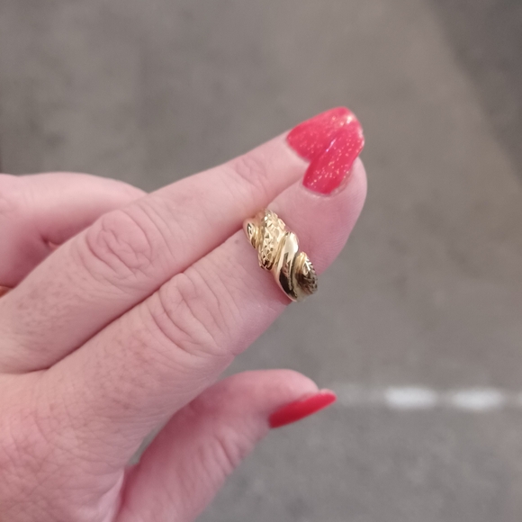 Ring - Picture 1 of 3